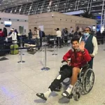 U23 Việt Nam về nước lúc nửa đêm, Hiểu Minh phải ngồi xe lăn vì chấn thương 1