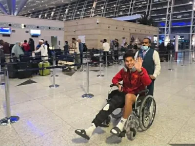 U23 Việt Nam về nước lúc nửa đêm, Hiểu Minh phải ngồi xe lăn vì chấn thương