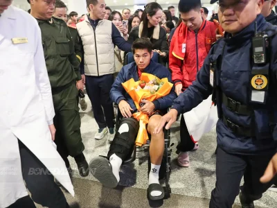 Cổ động viên ùa về Nội Bài, biển người chào đón U23 Việt Nam và HLV Kim Sang Sik hạ cánh