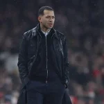 HLV Liam Rosenior cười xòa khi bị CĐV Arsenal chế nhạo vì pha khống chế bóng 'dở tệ' 1