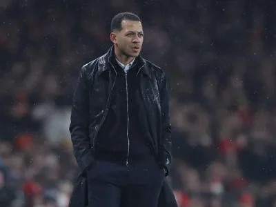 HLV Liam Rosenior cười xòa khi bị CĐV Arsenal chế nhạo vì pha khống chế bóng ‘dở tệ’