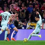 Antony 'bắn' siêu phẩm, ăn mừng 'calma' như Ronaldo, Real Betis hạ gục Atletico Madrid 1