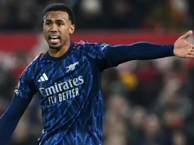 Sốc: Gabriel Magalhaes thoát án thẻ đỏ ‘khó tin’ ở trận hòa Brentford, CĐV Arsenal dậy sóng