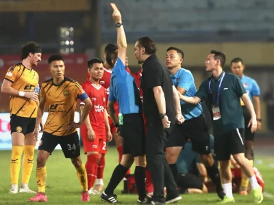 Bùng nổ phẫn nộ: Trợ lý Thể Công tố cáo trọng tài Ngô Duy Lân ‘xử ép’ HLV Popov