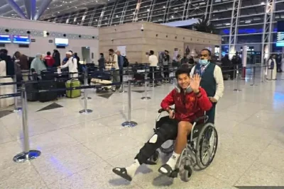 U23 Việt Nam về nước lúc nửa đêm, Hiểu Minh phải ngồi xe lăn vì chấn thương 1