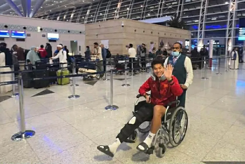 Hieu Minh phai di chuyen bang xe lan vi dinh chan thuong