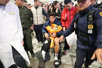 Cổ động viên ùa về Nội Bài, biển người chào đón U23 Việt Nam và HLV Kim Sang Sik hạ cánh 1