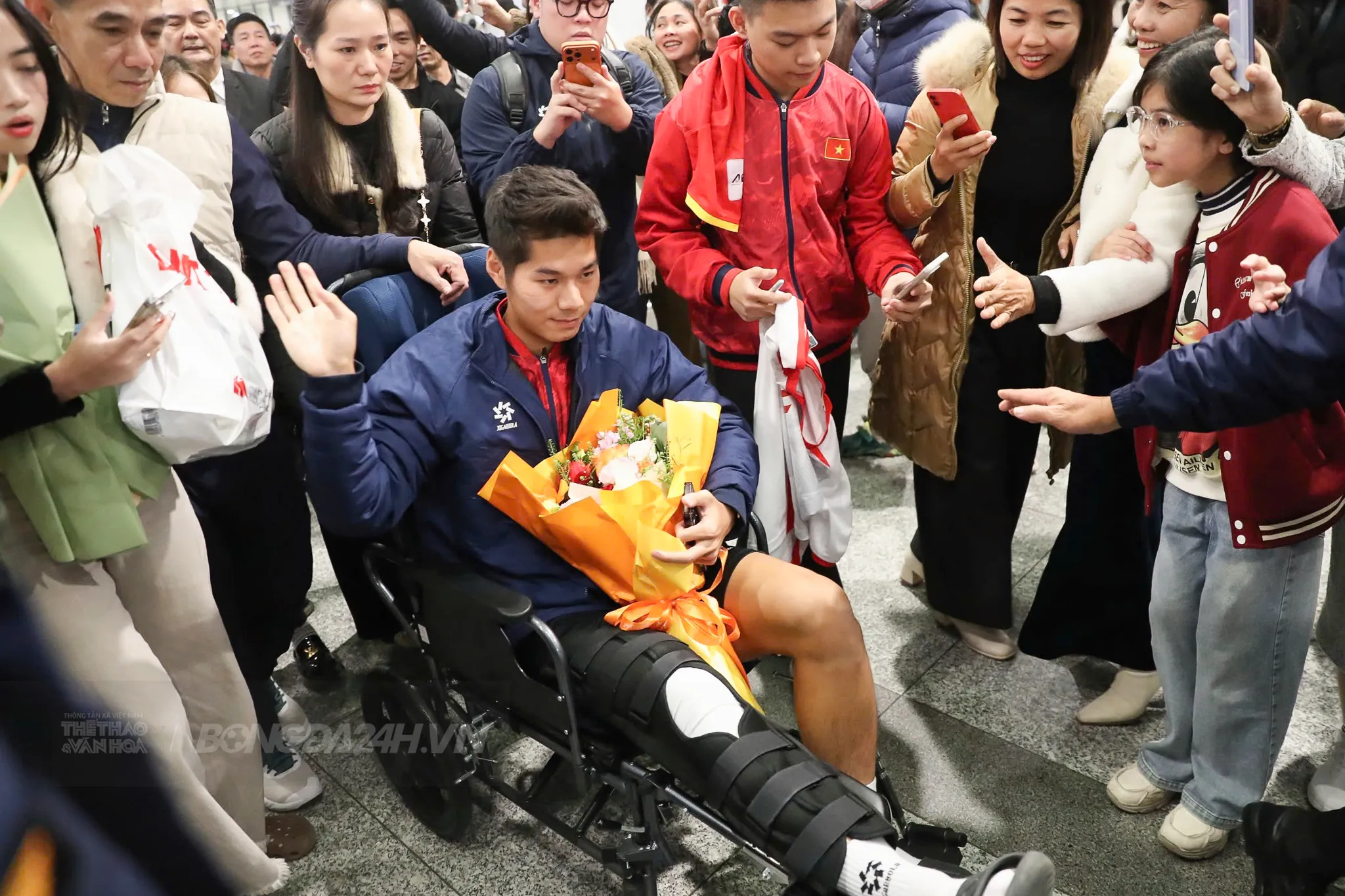 Fan quây kín chào đón HLV Kim Sang Sik và U23 Việt Nam về nước 2