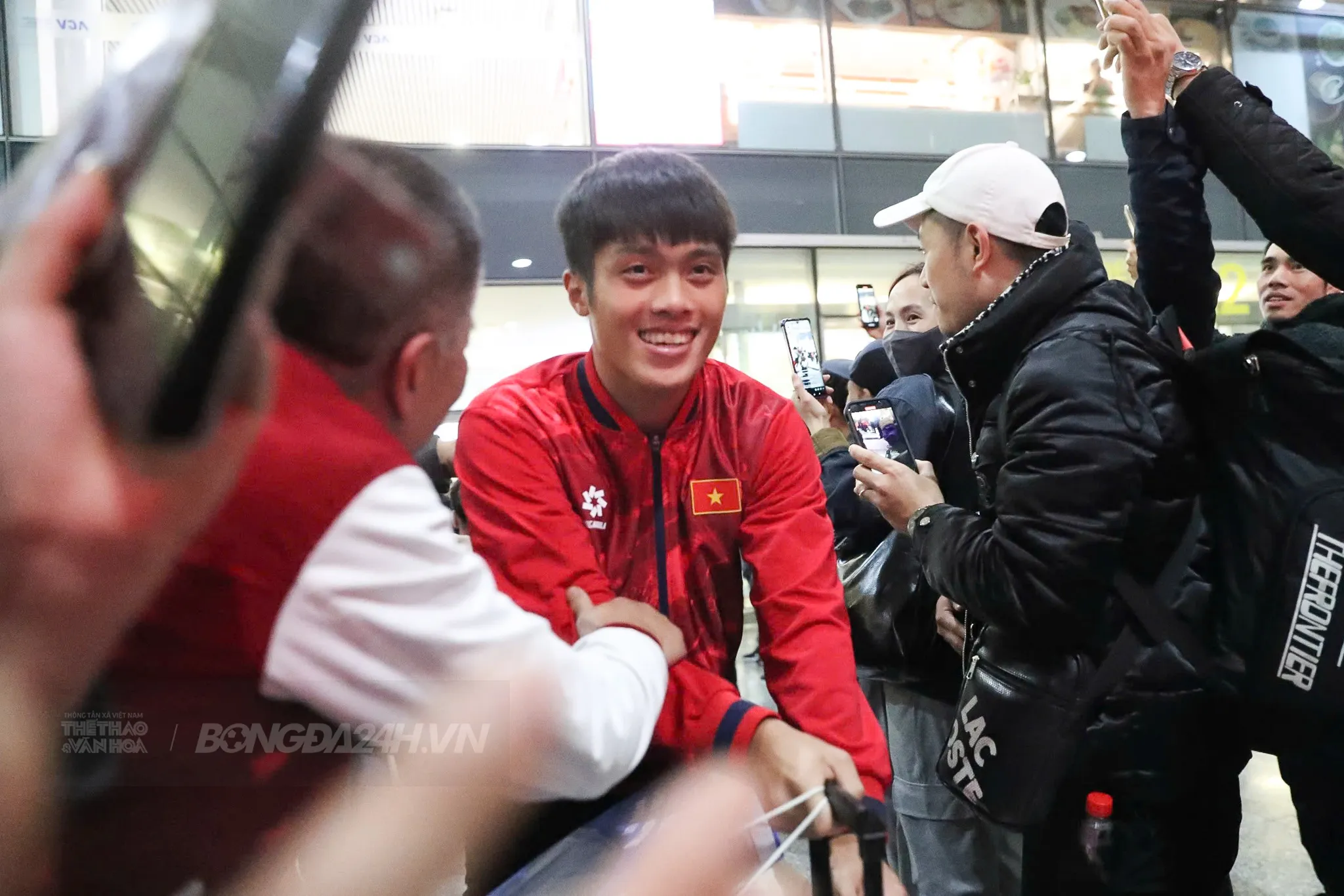 Fan quây kín chào đón HLV Kim Sang Sik và U23 Việt Nam về nước 3