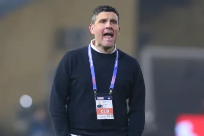 HLV Ninh Bình 'nổi điên' với trọng tài Malaysia: 'Phá hỏng trận đấu, là nỗi hổ thẹn!' 1