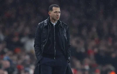 HLV Liam Rosenior cười xòa khi bị CĐV Arsenal chế nhạo vì pha khống chế bóng 'dở tệ' 1