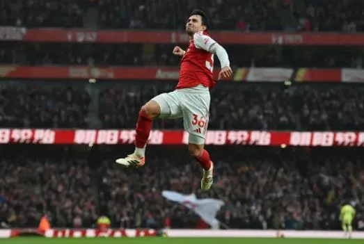 Zubimendi mo ty so cho Arsenal truoc Sunderland.