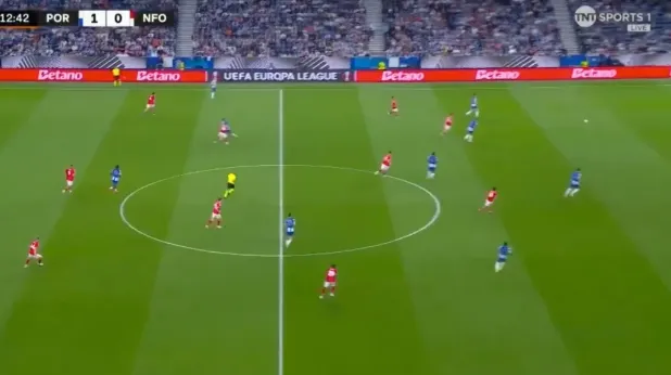 Nottingham hưởng lợi từ cú phản lưới nhà khó tin của Porto 2