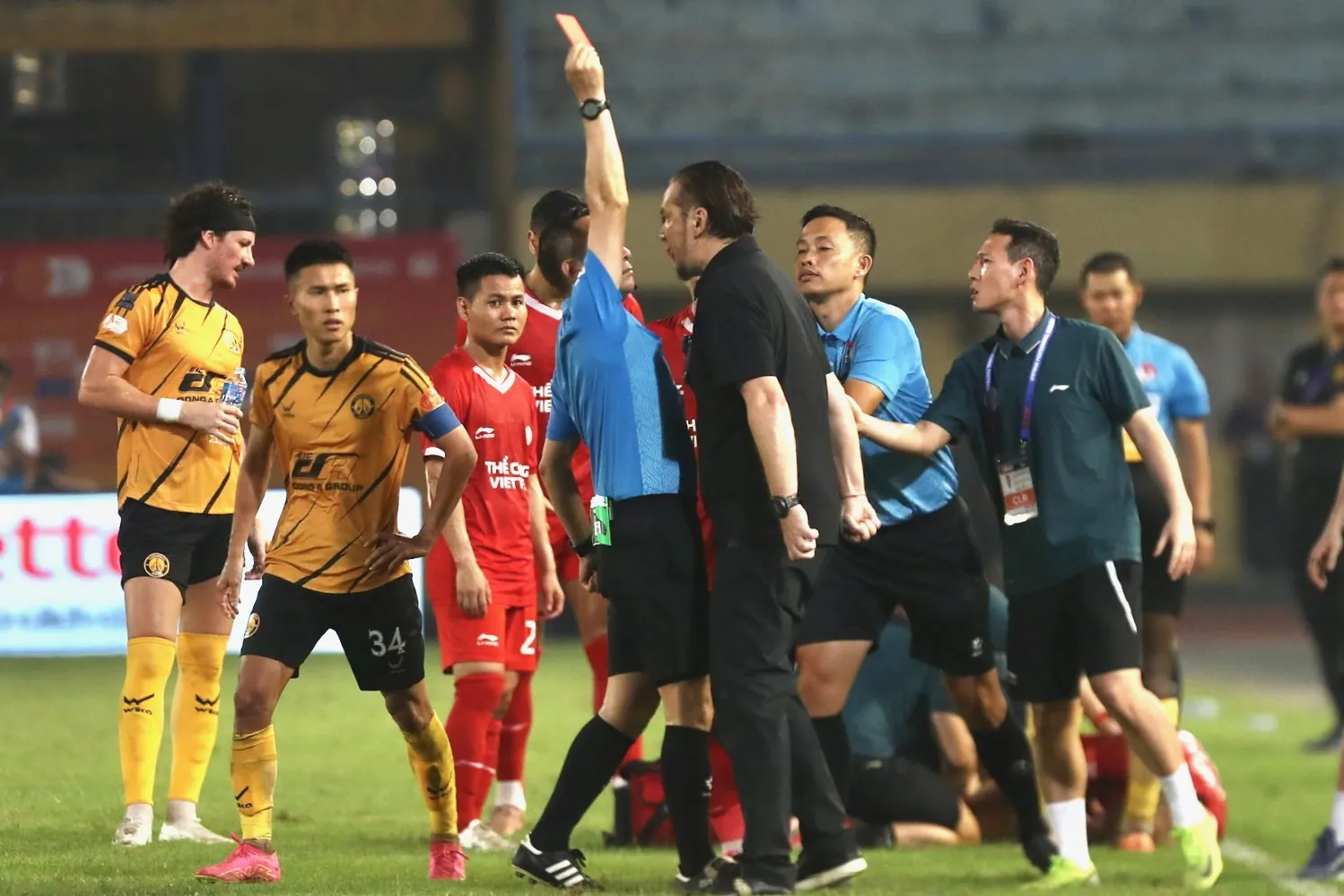 Tinh huong HLV Velizar Popov nhan the do cuoi tran gap Thanh Hoa